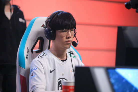 电竞世界杯爆冷：AG AL战队力克强敌勇夺冠军